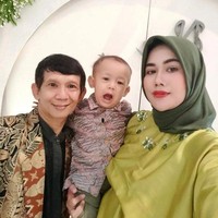 Melalui akun Instagram pribadi Ginanjar kerap membagikan kebersamaannya dengan istri dan juga anaknya. Banyak yang memuji keharmonisan rumah tangga Ginanjar tersebut. Foto: Instagram/@ginanjar4sekawann