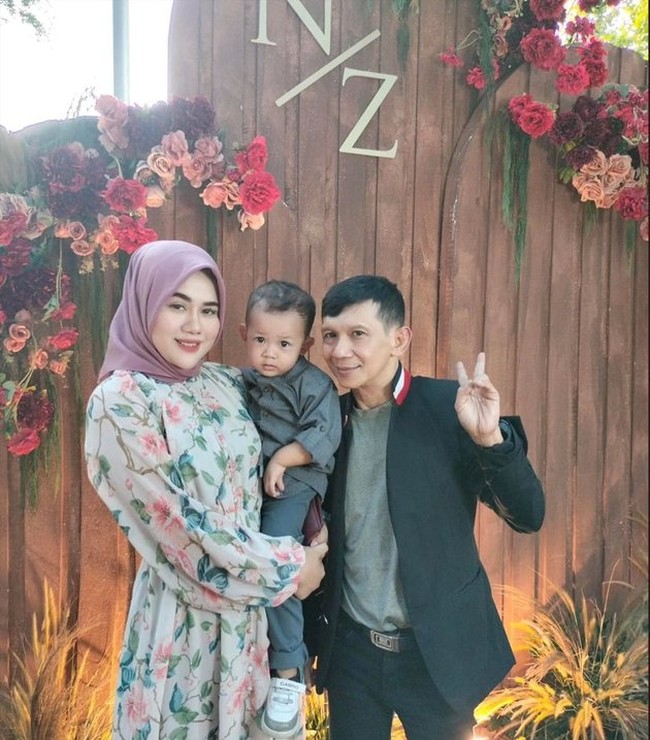 Berpose bersama, ketiganya terlihat begitu kompak. Kalau menurutmu, Muhammad Feras lebih mirip Ginanjar atau Tiara? Foto: Instagram/@ginanjar4sekawann