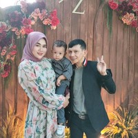 Berpose bersama, ketiganya terlihat begitu kompak. Kalau menurutmu, Muhammad Feras lebih mirip Ginanjar atau Tiara? Foto: Instagram/@ginanjar4sekawann