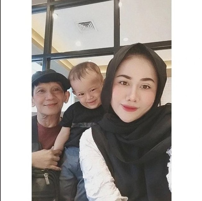 Pernikahan Ginanjar dan Tiara sebelumnya memang sempat menghebohkan publik karena perbedaan usia yang cukup jauh diantara mereka. Sang istri diketahui berusia 32 tahun lebih muda dari Ginanjar. Foto: Instagram/@ginanjar4sekawann