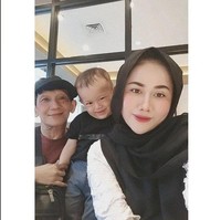 Pernikahan Ginanjar dan Tiara sebelumnya memang sempat menghebohkan publik karena perbedaan usia yang cukup jauh diantara mereka. Sang istri diketahui berusia 32 tahun lebih muda dari Ginanjar. Foto: Instagram/@ginanjar4sekawann