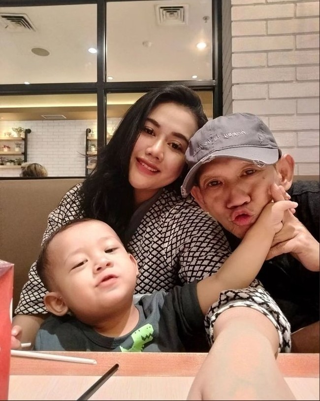 Lahir pada tahun 1964, Ginanjar kini sudah berusia 59 tahun. Namun meski berbeda usia cukup jauh dari sang istri, keduanya tetap terlihat kompak dan romantis. Foto: Instagram/@ginanjar4sekawann