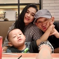 Lahir pada tahun 1964, Ginanjar kini sudah berusia 59 tahun. Namun meski berbeda usia cukup jauh dari sang istri, keduanya tetap terlihat kompak dan romantis. Foto: Instagram/@ginanjar4sekawann