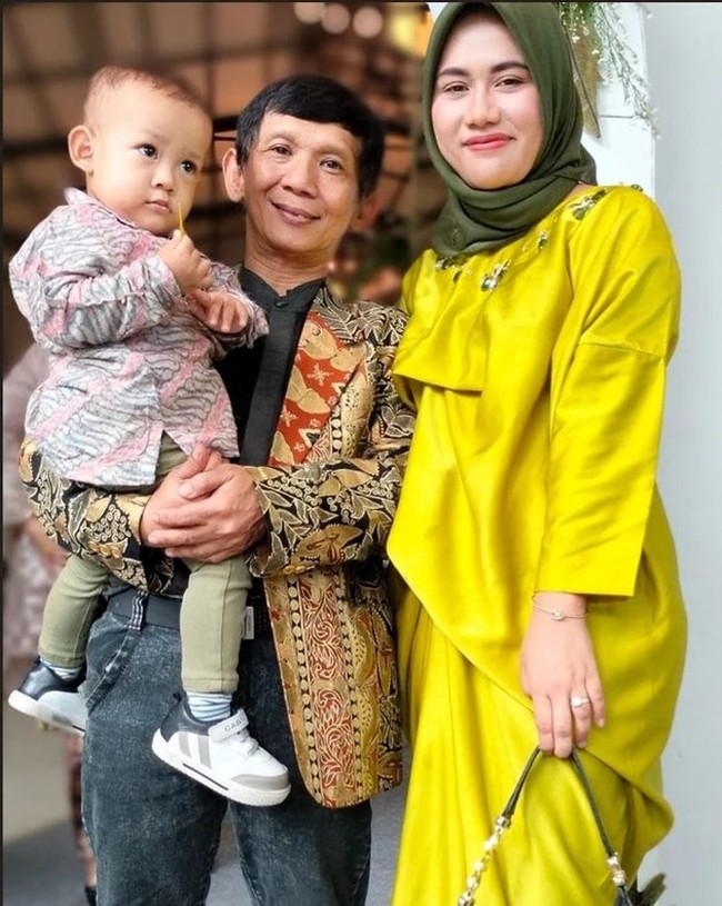 Pelawak Ginanjar menikah dengan Tiara Amalia pada tahun 2019. Meski memiliki perbedaan usia yang cukup jauh namun keduanya tetap terlihat harmonis dan kompak. Foto: Instagram/@ginanjar4sekawann