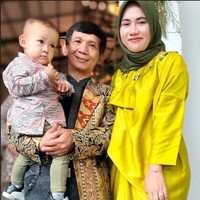 Pelawak Ginanjar menikah dengan Tiara Amalia pada tahun 2019. Meski memiliki perbedaan usia yang cukup jauh namun keduanya tetap terlihat harmonis dan kompak. Foto: Instagram/@ginanjar4sekawann