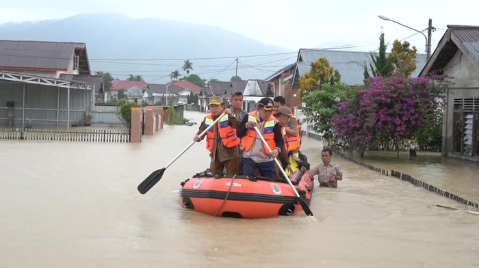 Gubernur Jambi Al Haris saat mengecek banjir di Kerinci-Sungai Penuh