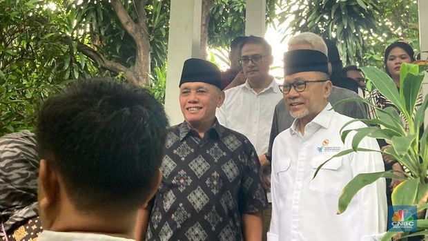 Hatta Rajasa dan Zulkifli Hasan di Rumah Duka Rizal Ramli. (CNBC Indonesia/Mentari Puspadini)