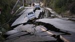 Jalan Terbelah-Tiang Listrik Ambruk Diguncang Gempa di Jepang