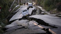 Jalan yang rusak parah usai diguncang gempa juga terlihat di sejumlah lokasi di Kota Noto. AP Photo/Hiro Komae.  
