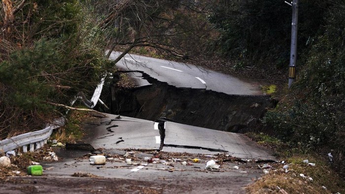 Jalan Terbelah-Tiang Listrik Ambruk Diguncang Gempa di Jepang Gempa telah mengguncang Jepang pada Senin (1/1/2024) lalu. Jalan rusak hingga terbelah dan tiang listrik ambruk akibat gempa tersebut.