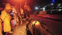 Jembatan ambruk itu berada di jalan nasional yang menghubungkan Jambi dengan Sumatera Barat via Kerinci.