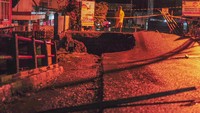 Warga memantau jembatan yang ambruk di Tamiai, Kerinci, Jambi, Selasa (2/1/2024).