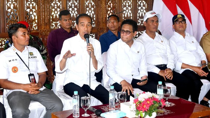 Jokowi dalam pertemuannya bersama para kepala desa se-Kabupaten Banjarnegara, yang digelar di Desa Pagak, Banjarnegara, Jawa Tengah.