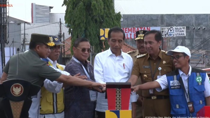 Jokowi resmikan 6 jembatan di jalur lintas utara.