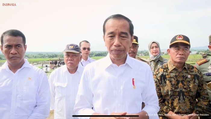 Jokowi usai tinjau penanaman beras di Banyumas, Jawa Tengah.