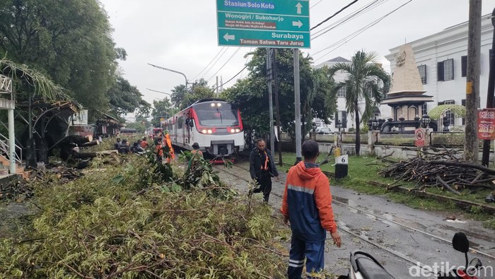 KA Batara Kresna melintas di Jalan Mayor Sunaryo yang sempat terhalang pohon tumbang, Rabu (3/1/2024).