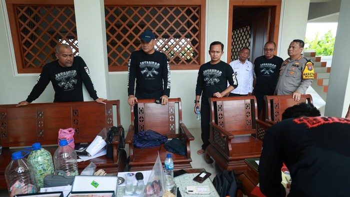 Kabid Humas Polda Jatim Kombes Dirmanto saat penggeledahan di rumah kepala desa tersangka penembakan relawan Prabowo, Muarah.