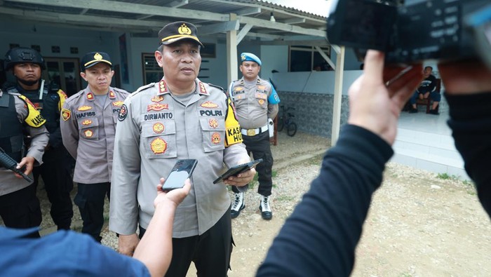 Kabid Humas Polda Jatim Kombes Dirmanto saat penggeledahan di rumah kepala desa tersangka penembakan relawan Prabowo, Muarah.