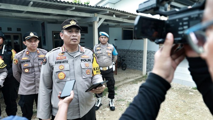 Kabid Humas Polda Jatim Kombes Dirmanto saat penggeledahan di rumah kepala desa tersangka penembakan relawan Prabowo, Muarah.