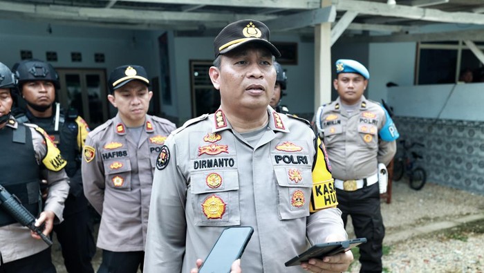 Kabid Humas Polda Jatim Kombes Dirmanto saat penggeledahan di rumah kepala desa tersangka penembakan relawan Prabowo, Muarah.