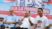 Koordinator Nasional Prabowo Gibran Digital Team (PRIDE), Anthony Leong, bersama sejumlah relawan mengenalkan Gerakan Ayo ke TPS di Sekretariat Relawan PRIDE di Jakarta, Rabu (3/1/2024).