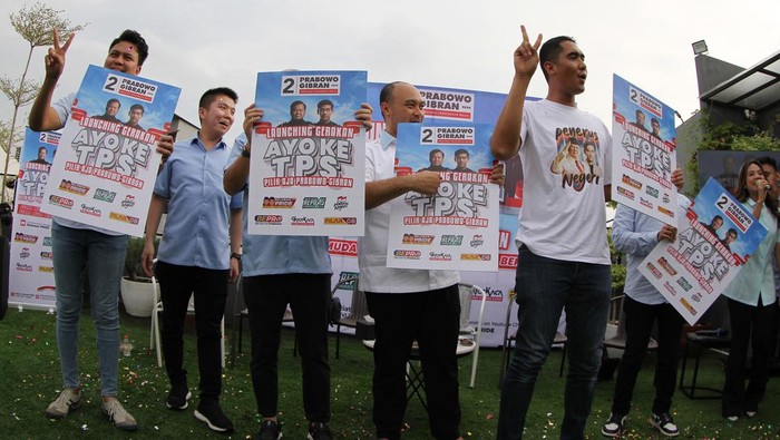 Kala Relawan Tularkan Semangat Gerakan Ayo ke TPS Para relawan paslon nomer urut 2 menularkan semangat kepada masyarakat agar menyalurkan hak suaranya untuk Pemilu 2024. Ini potretnya.
