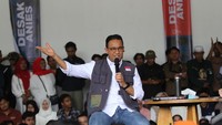 Calon presiden nomor urut 1 Anies Rasyid Baswedan (tengah) saat kampanye di Kabupaten Tanah Datar, Sumatera Barat, Rabu (3//1/2024).