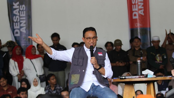 Calon presiden nomor urut 1 Anies Rasyid Baswedan menjawab pertanyaan masyarakat saat kampanye di Kabupaten Tanah Datar, Sumatera Barat, Rabu (3//1/2024). Dalam kampanye tersebut Anies mengatakan akan mengatasi kemiskinan dengan memperluas kesempatan berusaha dan menciptakan lapangan kerja. ANTARA FOTO/Muhammad Arif Pribadi/tom.