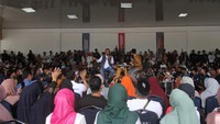 Dalam kampanye tersebut Anies mengatakan akan mengatasi kemiskinan dengan memperluas kesempatan berusaha dan menciptakan lapangan kerja.  