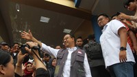 Sebelumnya, kampanye Anies Baswedan Desak Anies di Kabupaten Tanah Datar, Sumatera Barat, ditolak oleh pemerintah daerah (pemda) setempat. Acara itu rencananya digelar di Istano Basa Pagaruyung. Acara Desak Anies terpaksa dipindahkan ke Lapangan Cindua Mato, Kabupaten Tanah Datar, secara mendadak.  
