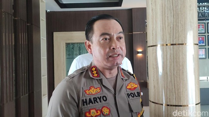 Kapolrestabes Palembang Kombes Pol Harryo Sugihhartono saat diwawancarai mengenai perkara peluru nyasar