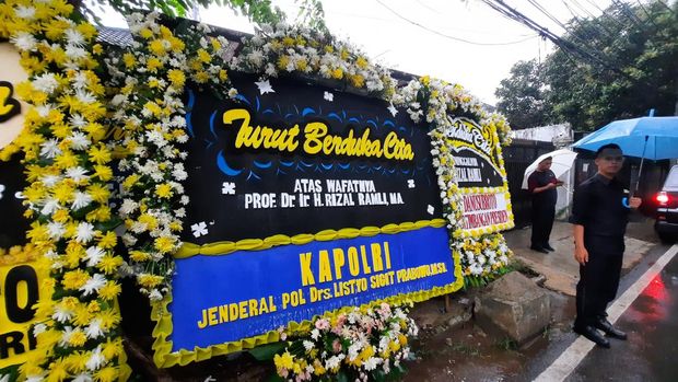 Karangan bunga di rumah duka Rizal Ramli (Annisa/detikcom)