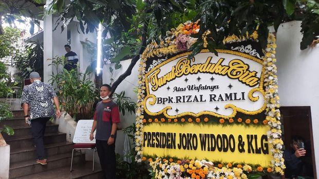 Karangan bunga di rumah duka Rizal Ramli (Annisa/detikcom)