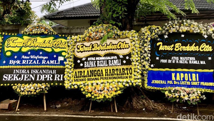 Karangan bunga dari berbagai tokoh berjejer di depan rumah duka mantan Menteri Koordinator Bidang Kemaritiman Rizal Ramli di . Salah satunya ialah karangan bunga dari Presiden Joko Widodo (Jokowi) dan keluarga.