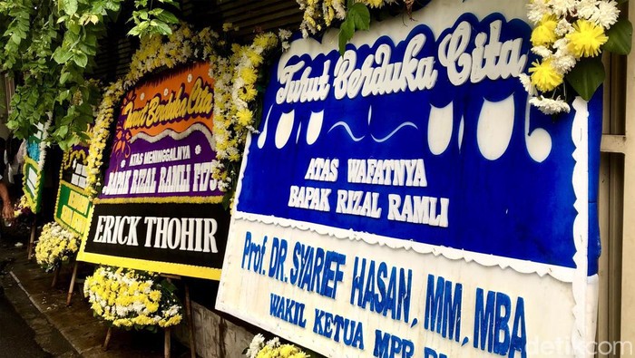 Karangan bunga dari berbagai tokoh berjejer di depan rumah duka mantan Menteri Koordinator Bidang Kemaritiman Rizal Ramli di . Salah satunya ialah karangan bunga dari Presiden Joko Widodo (Jokowi) dan keluarga.