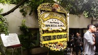 Karangan bunga dukacita dari Presiden Jokowi terlihat berada di halaman rumah duka di Jalan Bangka IX, Jakarta Selatan, Rabu (3/1/2024)