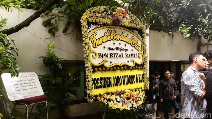 Karangan bunga dari berbagai tokoh berjejer di depan rumah duka mantan Menteri Koordinator Bidang Kemaritiman Rizal Ramli di . Salah satunya ialah karangan bunga dari Presiden Joko Widodo (Jokowi) dan keluarga.