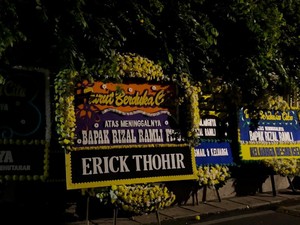 Penampakan Karangan Bunga Berjejer di Rumah Duka Rizal Ramli