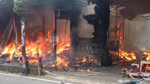 Kebakaran bangunan ruko di Desa Melinggih, Kecamatan Payangan, Gianyar, Bali, ludes terbakar, Rabu (3/1/ 2024). (Dok. polsek Payangan)