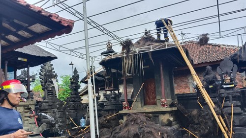 Petugas Damkar berupaya memadamkan api yang membakar palinggih di Pura Dadia Karang Sari, Desa Ulakan, Karangasem Rabu (3/1/2024).