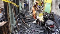 Selain rumah, kebakaran juga menghanguskan kendaraan seperti sepeda motor milik warga.  