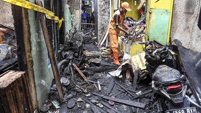 Warga korban kebakaran berada di tenda darurat di Jalan Keagungan, Taman Sari, Jakarta, Rabu (3/1/2024).  Kebakaran yang menghanguskan 8 rumah tersebut diakibatkan adanya korsleting listrik, sehingga sebanyak 100 warga dałam 15 kk terkena dampak. ANTARA FOTO/Muhammad Adimaja/rwa.