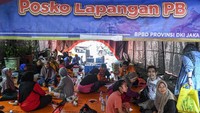 Warga korban kebakaran terpaksa mengungsi di tenda darurat.  