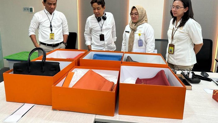 Kejagung akan melelang barang rampasan milik terpidana kasus Jiwasraya, Benny Tjokrosaputro berupa 6 tas mewah. Berminat? (dok Kejagung).