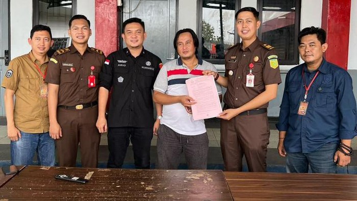 Kejari Palembang saat mengeksekusi Heri Yansah, terpidana kasus penggelapan pajak yang merugikan negara senilai Rp 331 juta ke Rutan Pakjo Palembang