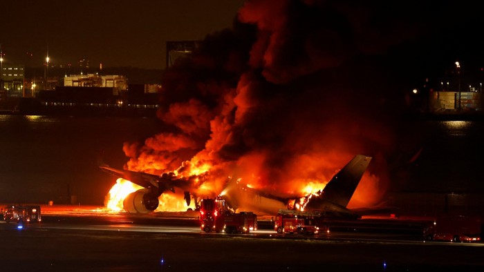 Kesaksian penumpang yang selamat dari neraka pesawat Japan Airlines yang terbakar  Itu adalah keajaiban, kami bisa saja mati