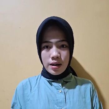 Khoirunnisa yang viral memaksa kucing merokok menyampaikan permohonan maaf. (Foto: tangkapan layar)
