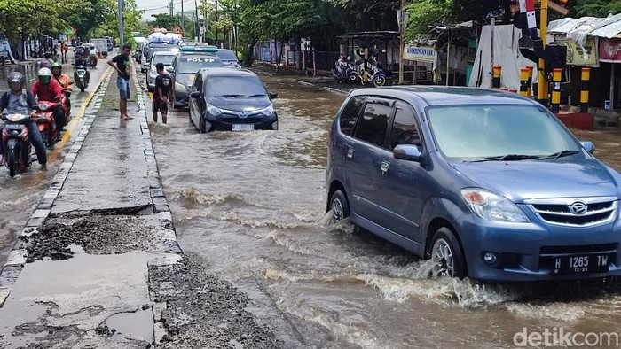 Kondisi Jalan Muktiharjo Raya, Genuk, Semarang yang terendam banjir, Rabu (3/1/2024).