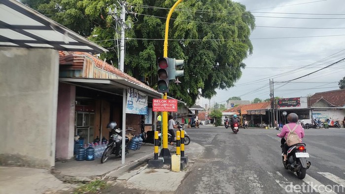 Kondisi lampu trafik mati di perempatan menuju BPBD Gunungkidul pada Rabu (3/1/2024) pukul 15.00 WIB.