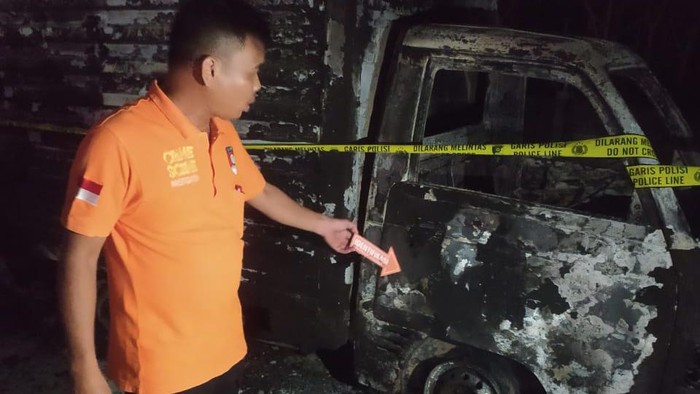 Kondisi mobil yang terbakar di parkiran area A Tol Medan-Tebing Tinggi. (Dok. Polres Sergai)
